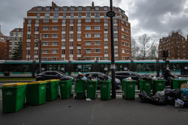 Paris Sokakları Grevler Yüzünden Çöp Yığınlarıyla Doldu Paris Sokakları Grevler Yüzünden Çöp Yığınlarıyla Doldu