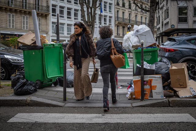 Paris Sokakları Grevler Yüzünden Çöp Yığınlarıyla Doldu Paris Sokakları Grevler Yüzünden Çöp Yığınlarıyla Doldu