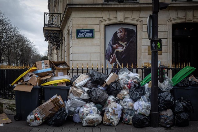 Paris Sokakları Grevler Yüzünden Çöp Yığınlarıyla Doldu Paris Sokakları Grevler Yüzünden Çöp Yığınlarıyla Doldu