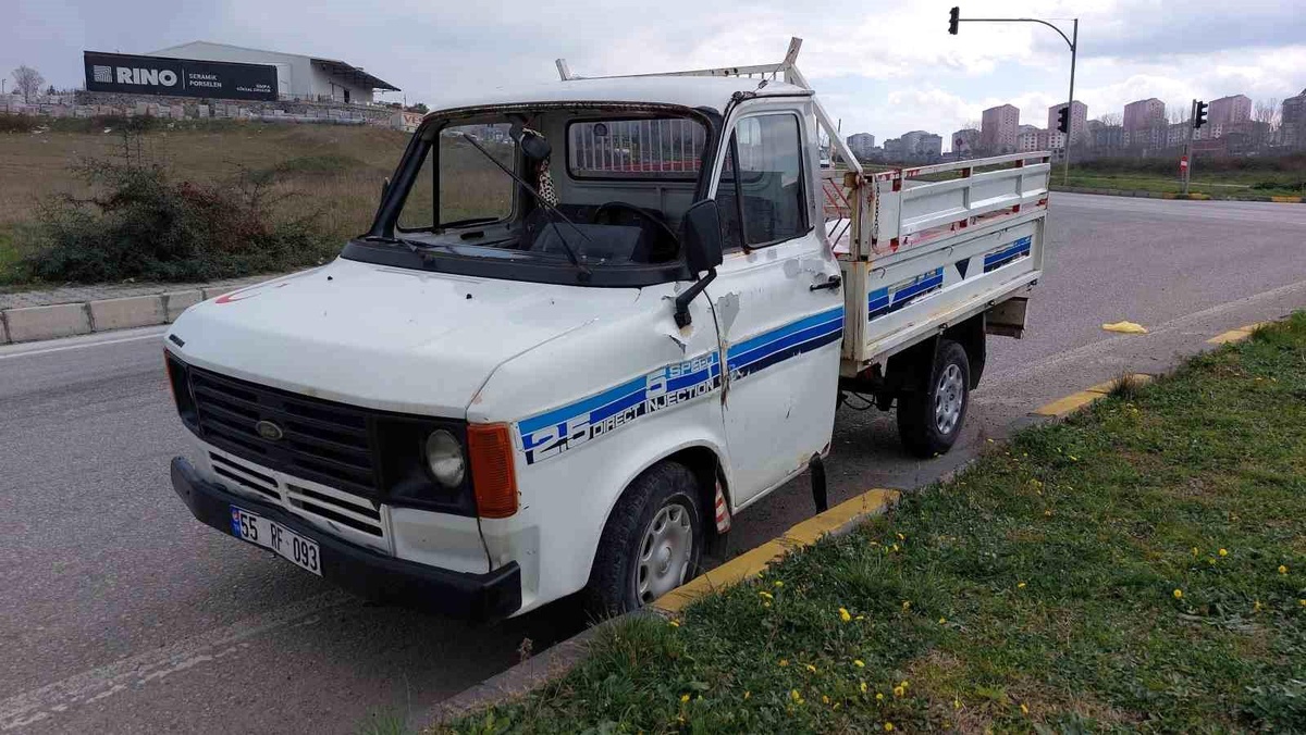 Samsun\'da kamyonet kaldırıma çarptı: 2 yaralı