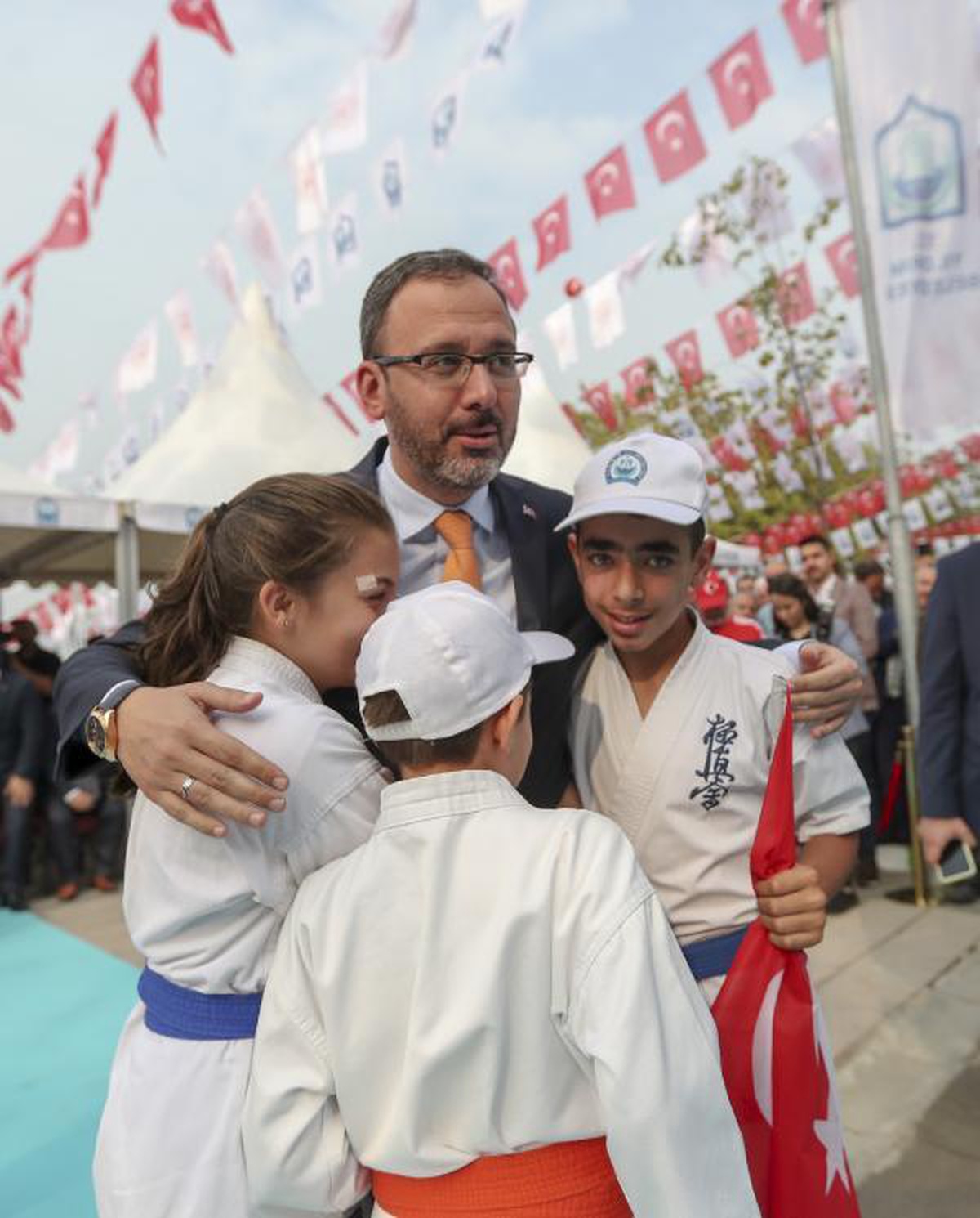 Gençlik ve Spor Bakanlığı, deprem bölgesindeki sporcu, kulüp ve antrenörlere destek veriyor