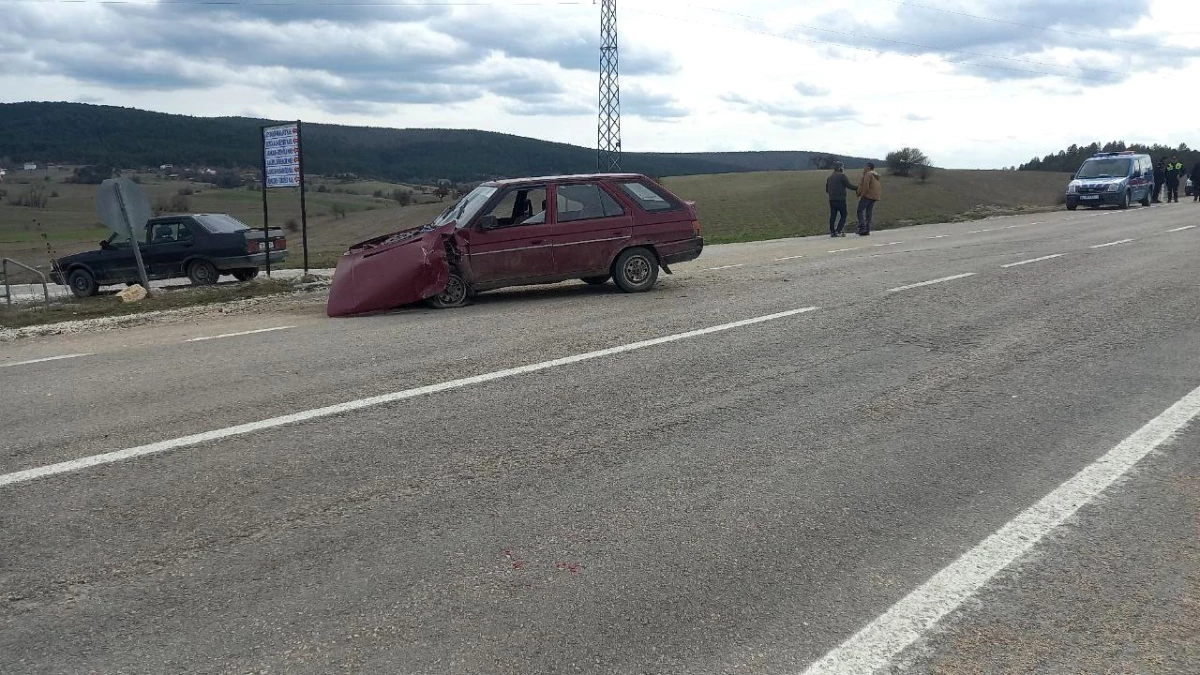 Üç aracın karıştığı kazada takla atan otomobil tarlaya uçtu: 3 yaralı