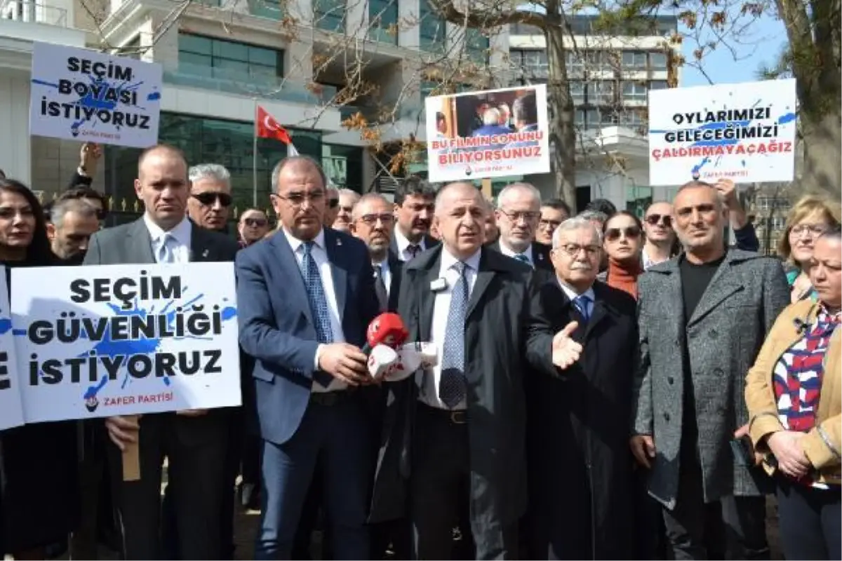 Ümit Özdağ, Ysk Önünden Seslendi: "Parmak Boyası Bu Seçimde Kullanılana ve İthal Seçmen Açıklanana Kadar Her Gün Buradayız"