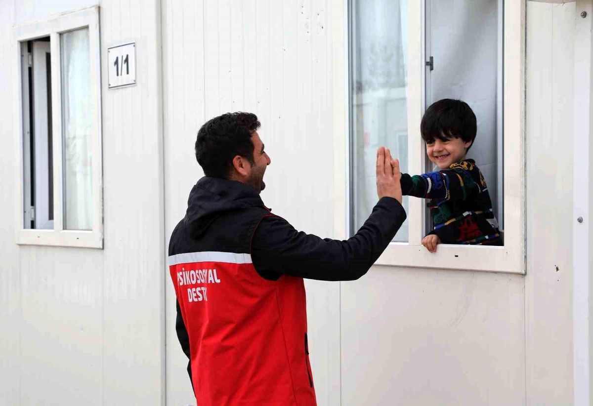 Van\'dan giden ekipler Malatya\'da vatandaşlara psikososyal destek veriyor