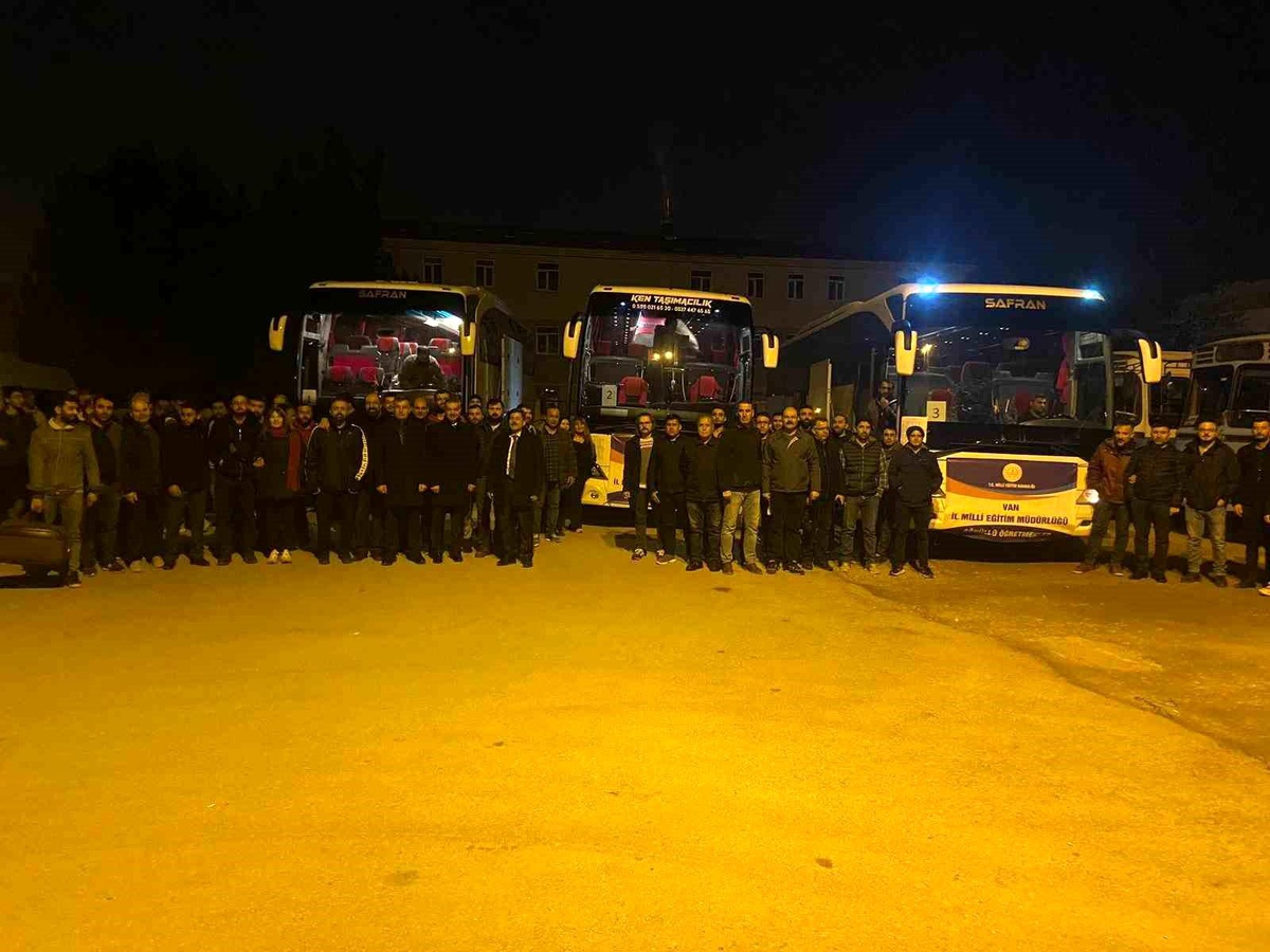 Vanlı 132 gönüllü öğretmen destek için deprem bölgesine gitti