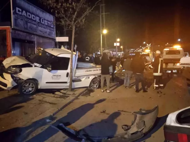 Afyonkarahisar'da 16 yaşındaki sürücü, park halindeki iki araca çarptı! 1 kişi öldü, 4 kişi yaralandı