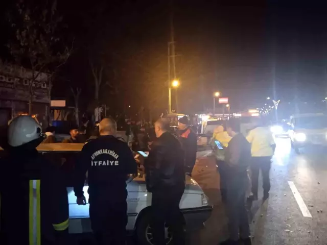 Afyonkarahisar'da 16 yaşındaki sürücü, park halindeki iki araca çarptı! 1 kişi öldü, 4 kişi yaralandı