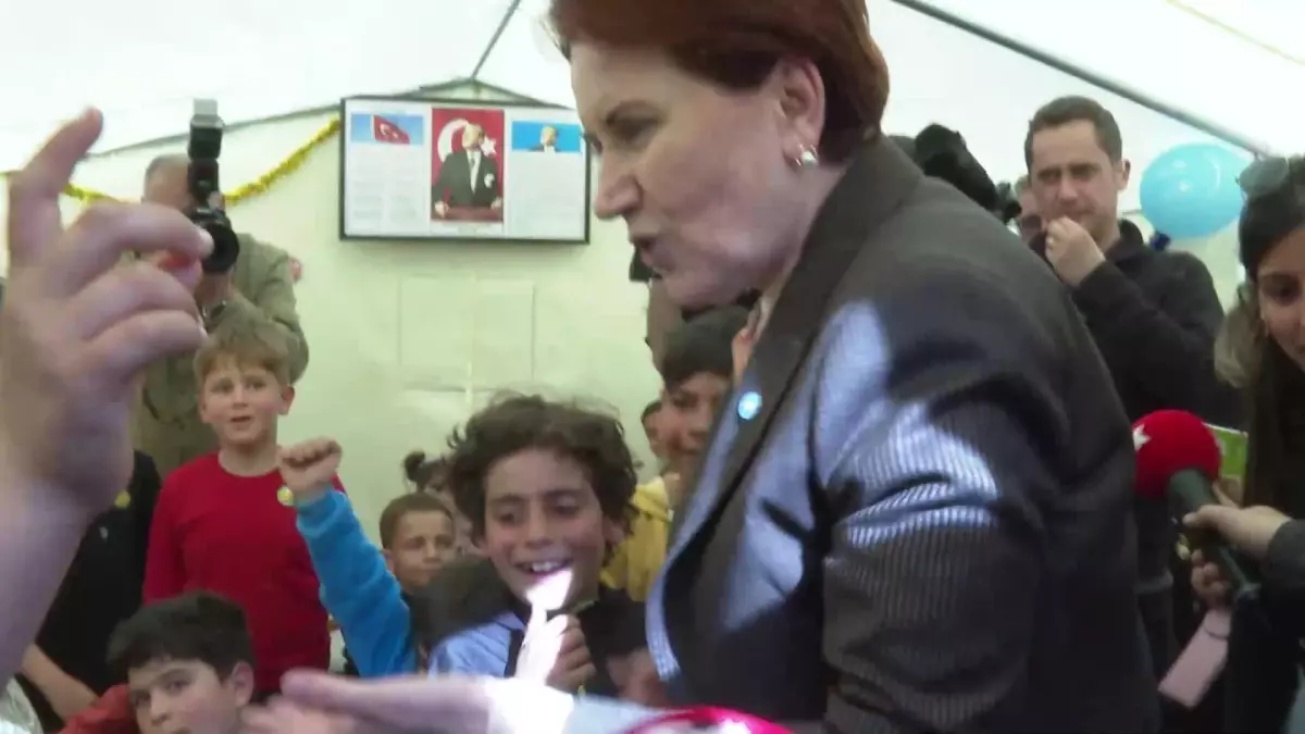 Akşener\'in Hatay\'da, Depremin 34. Gününde Dinlediği Depremzede: "İnşaatta Yatıyoruz, Çadırımız Yok"