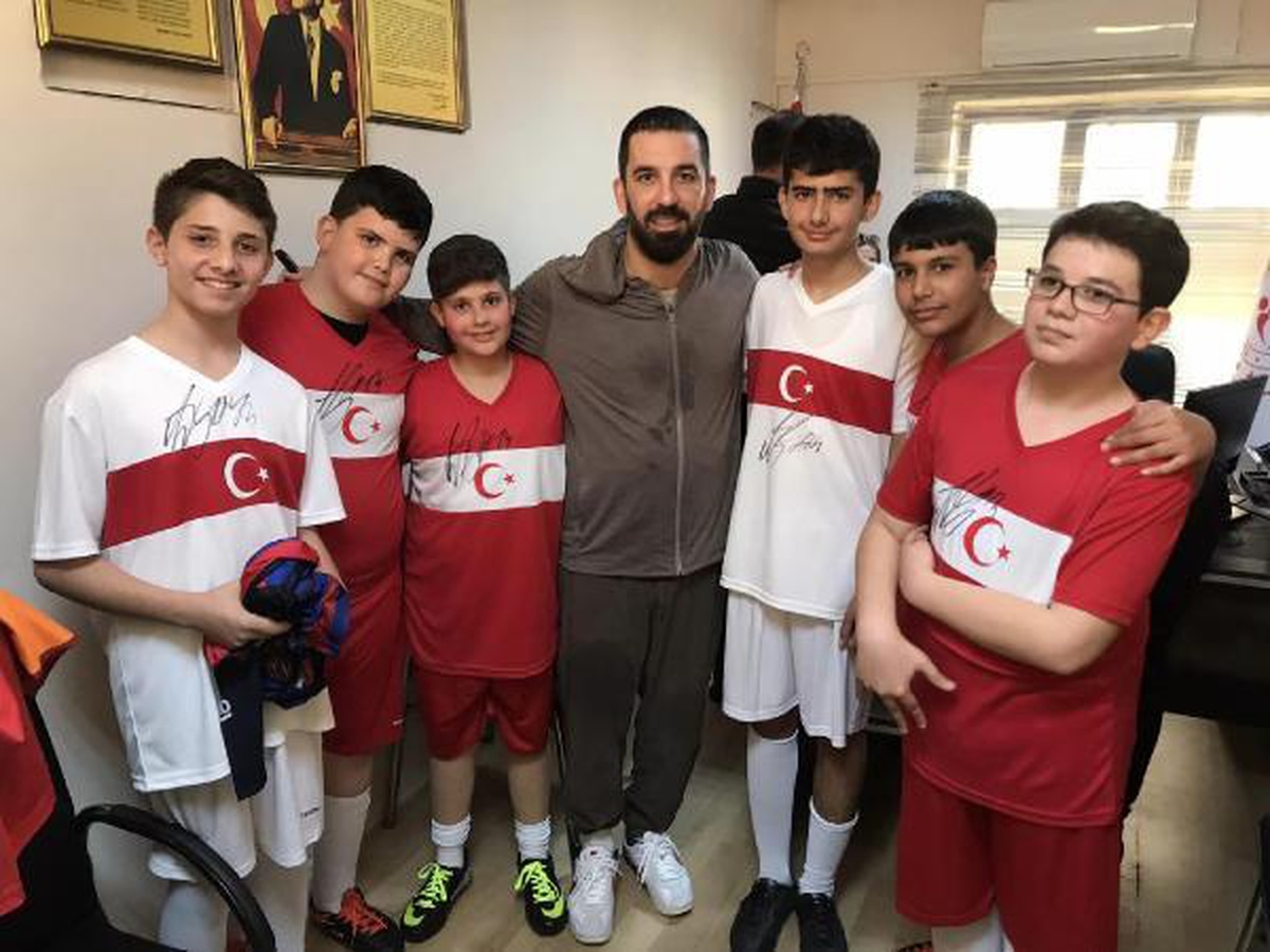 Arda Turan depremzedeler için sahalara döndü