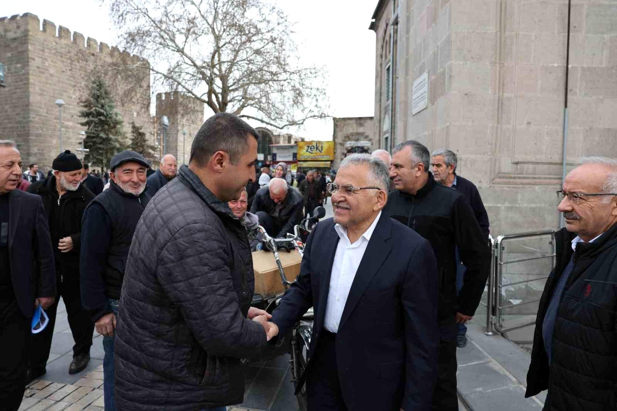 Başkan Büyükkılıç\'tan Cumhuriyet Meydanı\'nda esnaf ziyareti