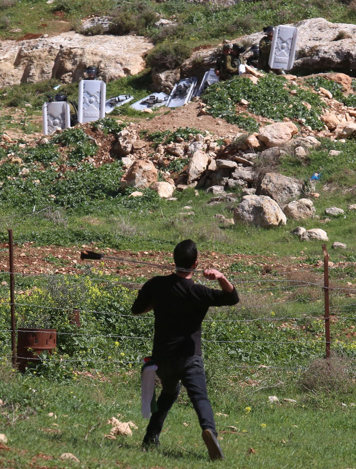 Batı Şeria\'nın Beit Dajan Köyünde İsrail Askerleriyle Filistinli Göstericiler Arasında Çatışma Yaşandı