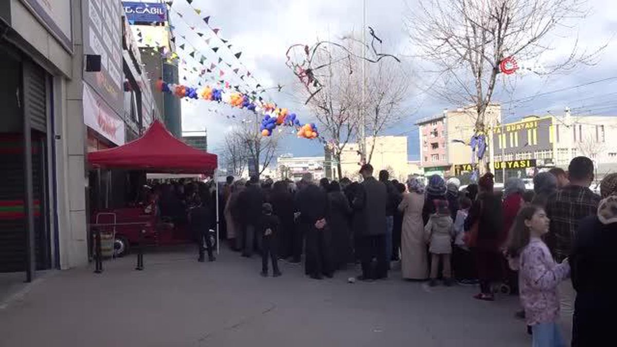Bursa'da indirim kuyruğu