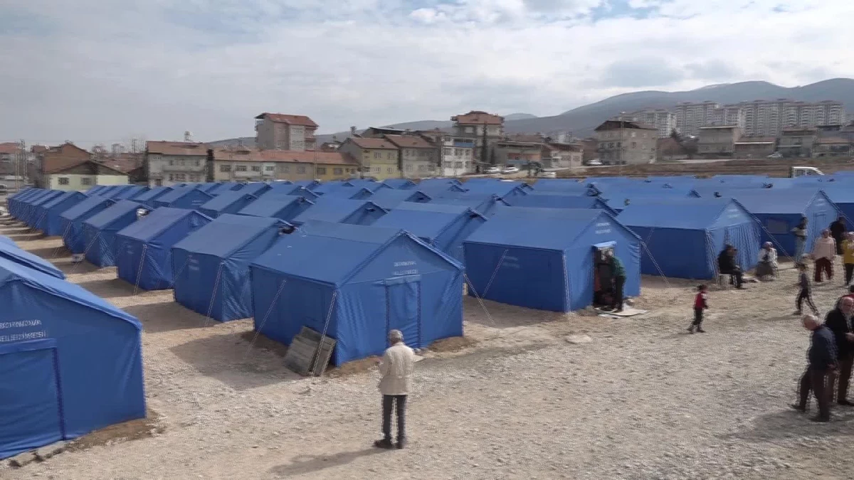 Cumhurbaşkanı Adayı Kılıçdaroğlu, Bornova Belediyesi\'nin Malatya\'da Kurduğu Çadırkenti Ziyaret Etti
