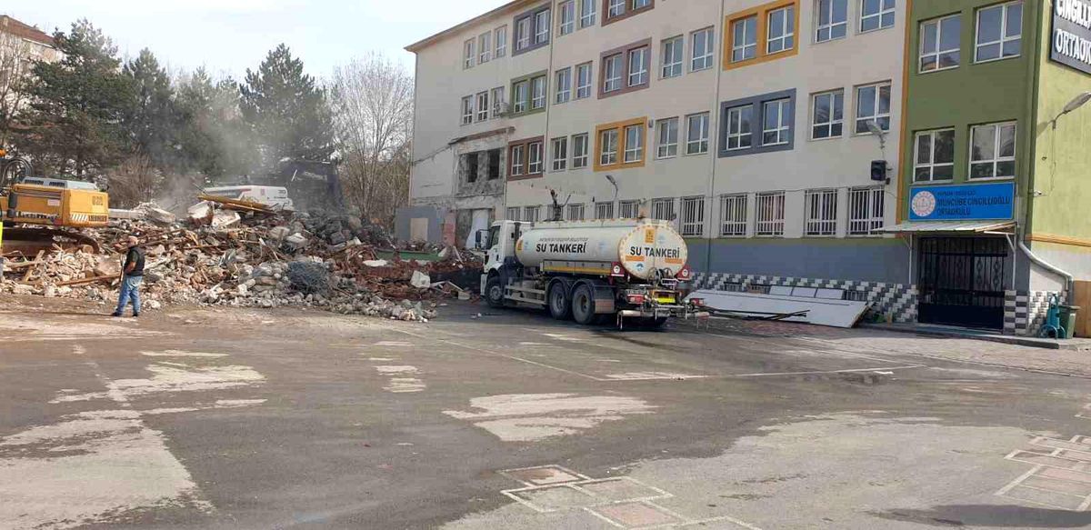 Kayseri\'de depremlerde hasar gören okul binasının yıkımına başlandı