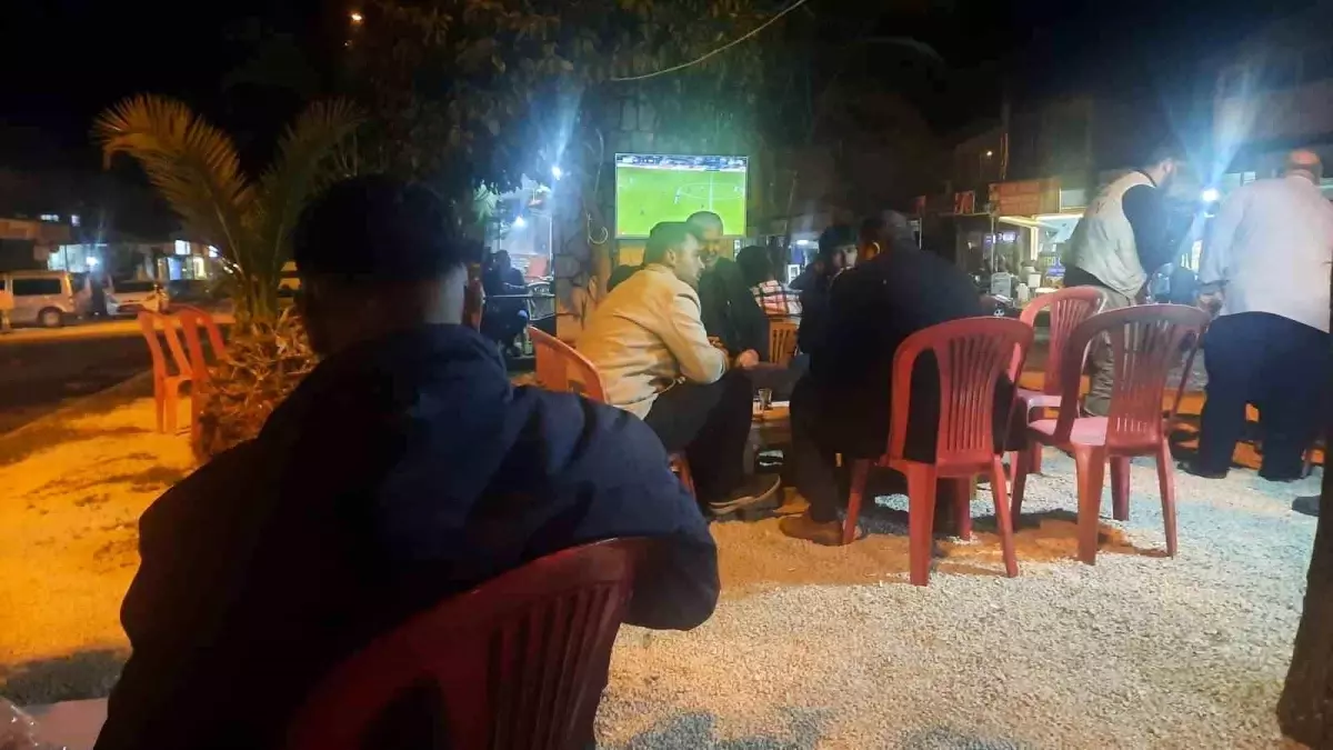 Depremin vurduğu Hatay\'da enteresan görüntü: Refüjü kıraathane yaptı