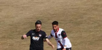 Depremzede çocuklar ve aileleri, Vanspor - İskenderunspor maçını tribünden izledi