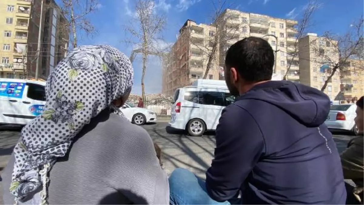 \'Devlete emanet\' deyip çatıya Türk bayrağı asarak hasarlı binadan çıkmışlar