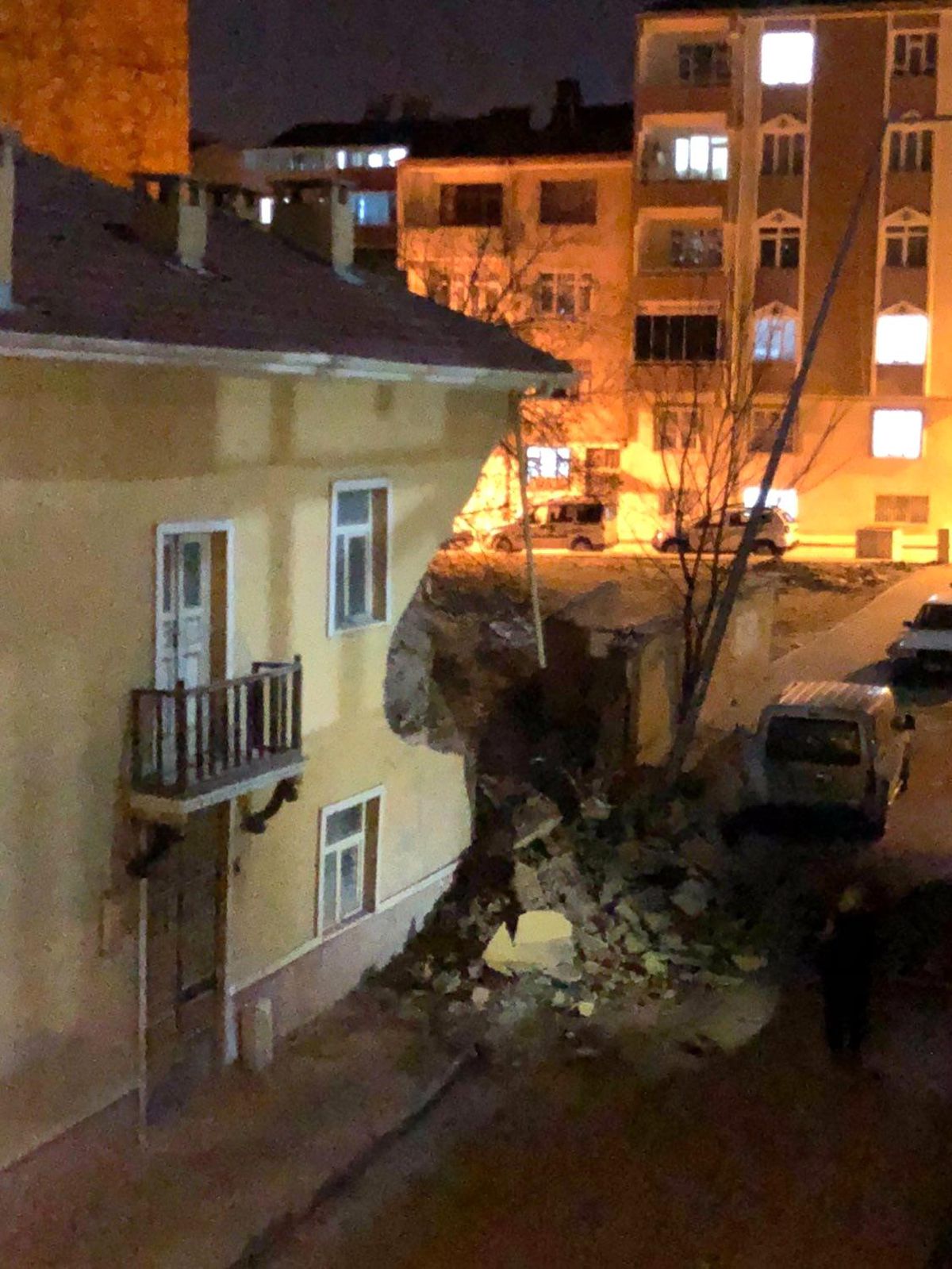 Elazığ\'da iki katlı evin dış cephesinde dökülmeler meydana geldi