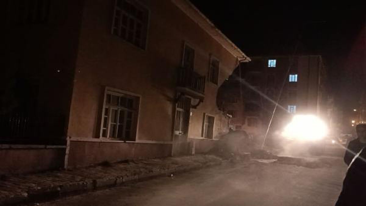 Elazığ\'da yıkım kararı alınan binanın bir kısmı çöktü