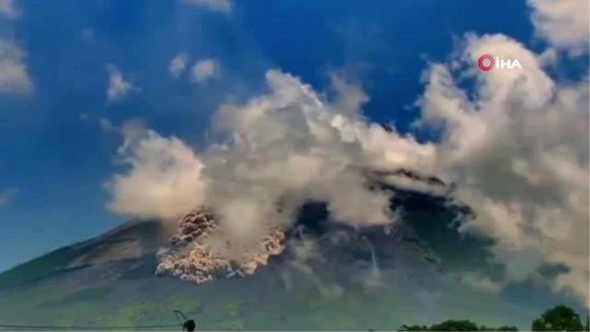 Endonezya\'daki Merapi Yanardağında patlama