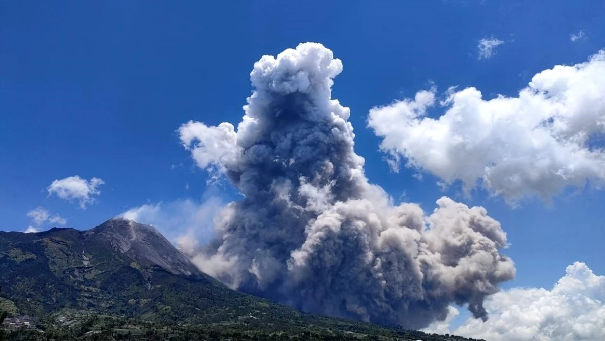 Endonezya\'daki Merapi Yanardağında patlama