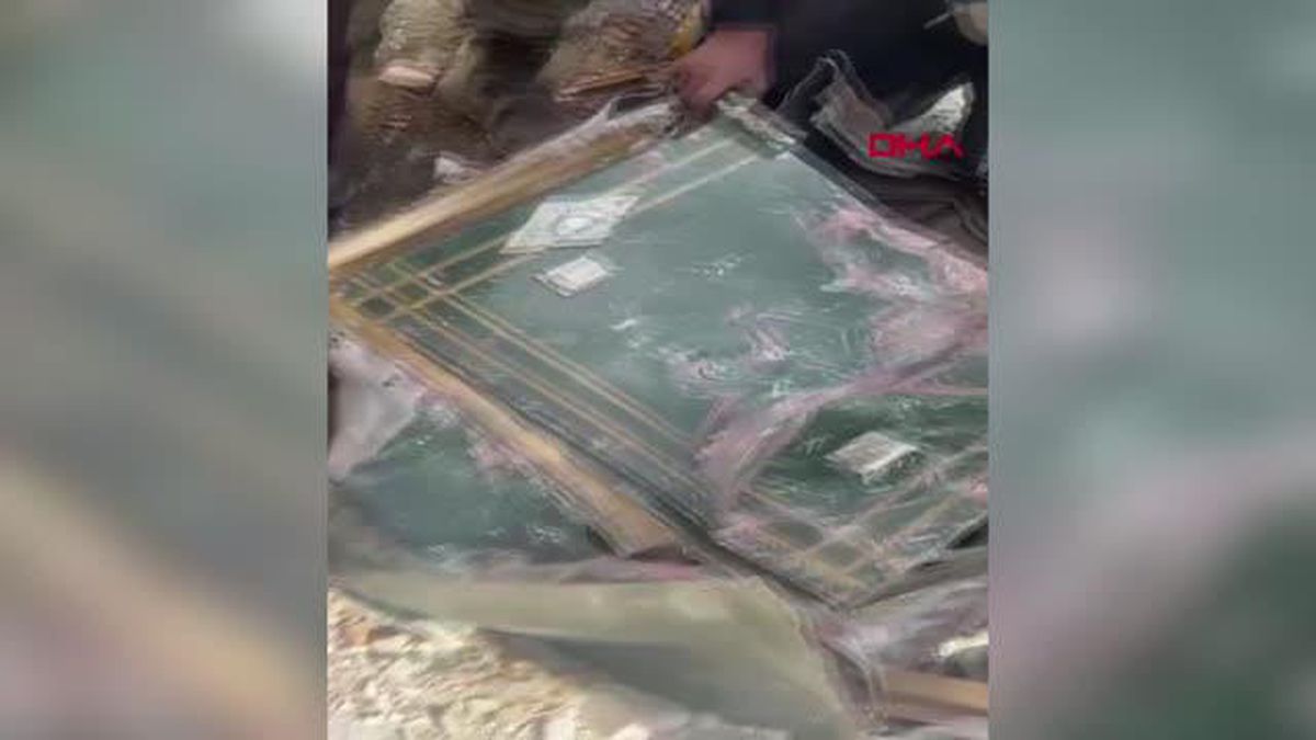 ERZURUM POLİSİ MALATYA'DAKİ ENKAZDA BULDUĞU PARAYI SAHİBİNE TESLİM ETTİ