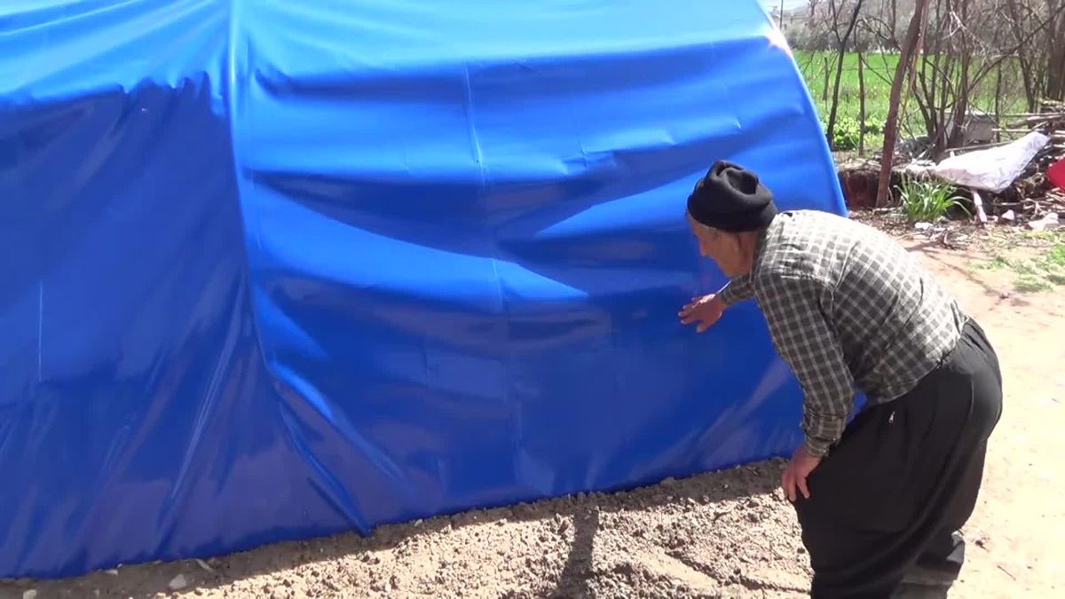 Evleri Hasarlı Olduğu İçin Dışarıda Yaşayan Kadirlili Ailenin Çadır İhtiyacını İzmir Büyükşehir Belediyesi Karşıladı