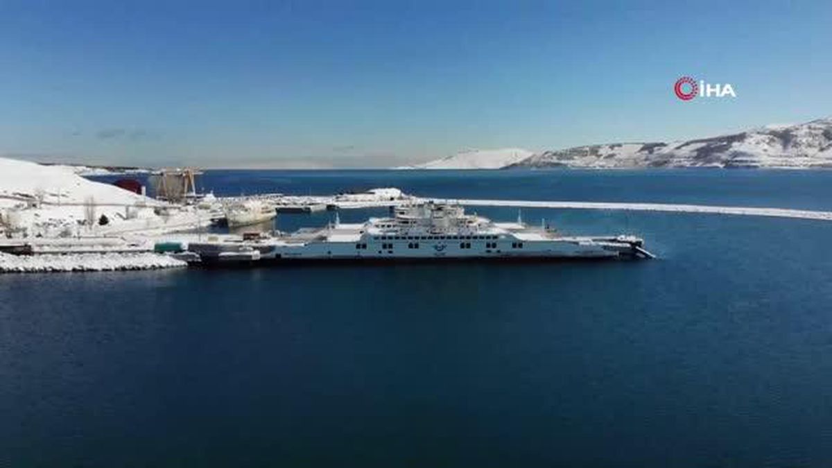 Feribottan Van Gölü'ne düşen vagonların içindeki torbalar sahile vurdu