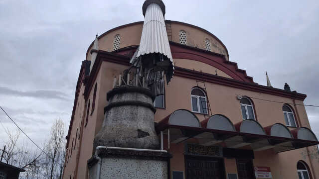 Fırtına caminin minaresini yıktı Fırtına caminin minaresini yıktı