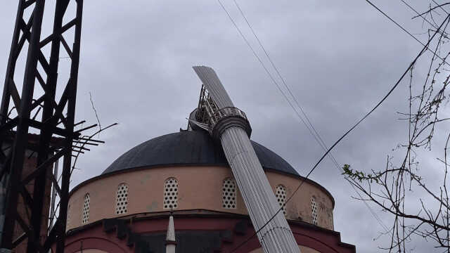 Fırtına caminin minaresini yıktı Fırtına caminin minaresini yıktı