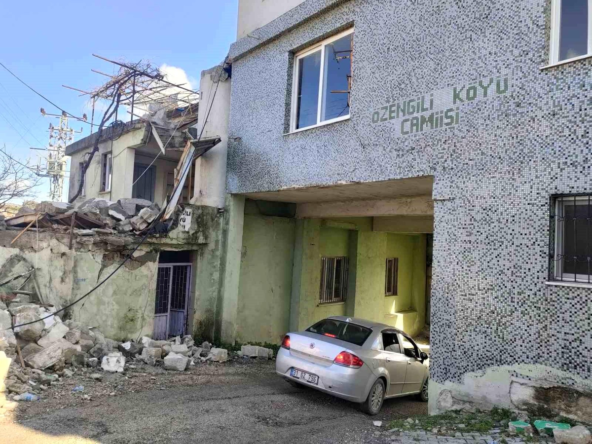 Hatay\'da arazi yetersizliği camiyi Karadeniz usulü büyüttü