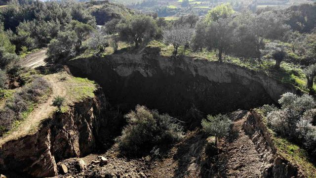 Hatay'da dev fay yarıkları ve çukurlar ağaçları yuttu