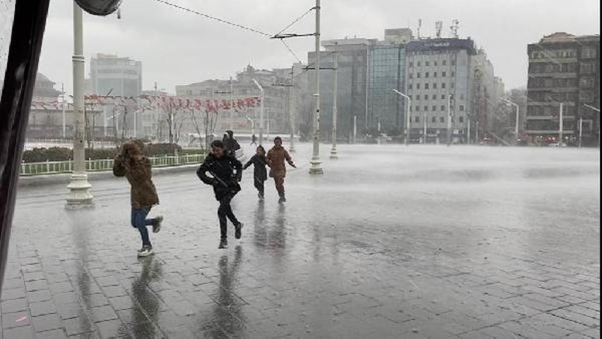 İstanbul'da fırtına ve sağanak yağış etkili oluyor