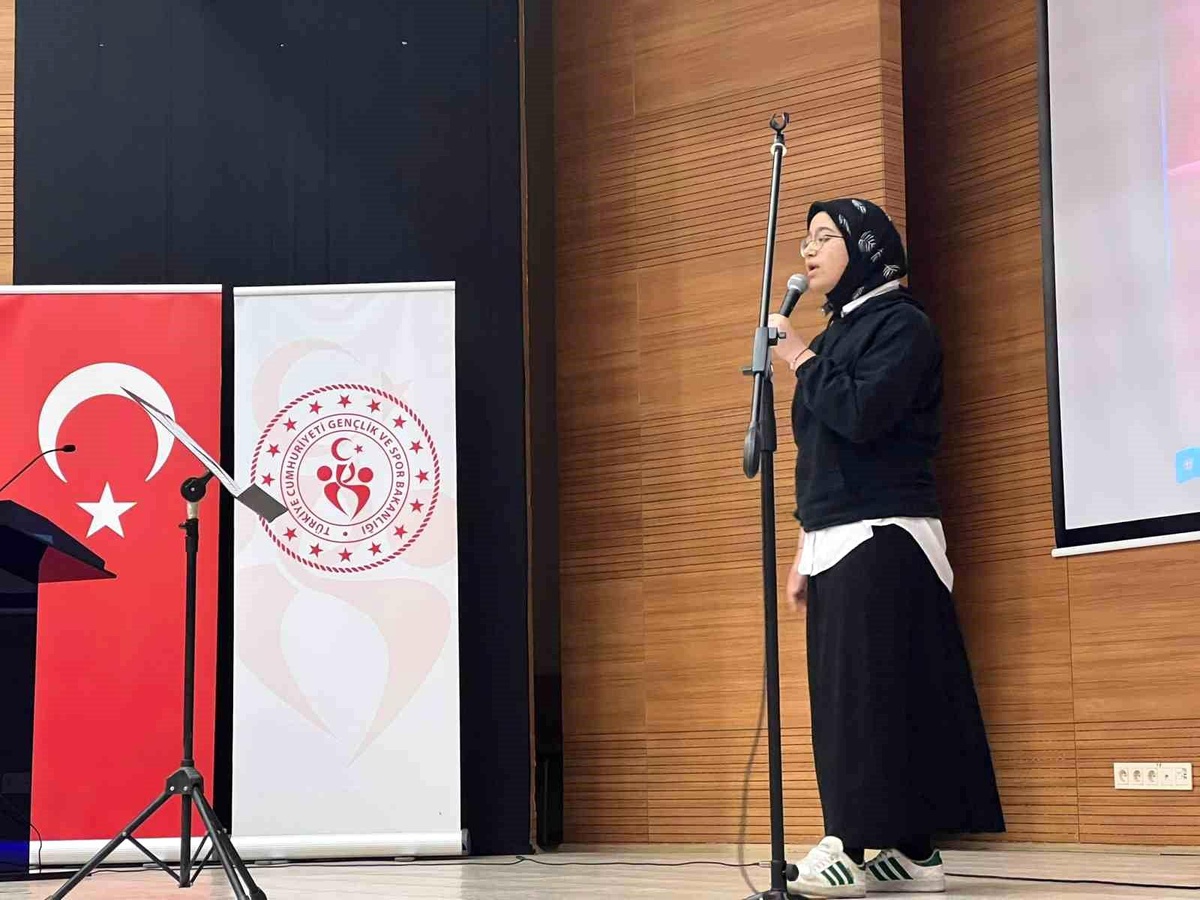 İstiklal Marşı\'nı güzel okumak için yarıştılar
