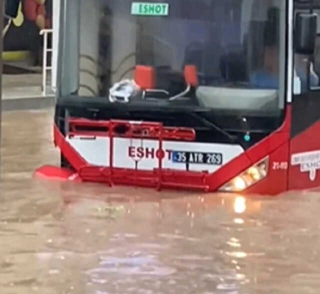 İzmir'de sağanak! Yarım saatte hayatı felç etti, cadde ve iş yerleri sular altında kaldı İzmir'de sağanak! Yarım saatte hayatı felç etti, cadde ve iş yerleri sular altında kaldı