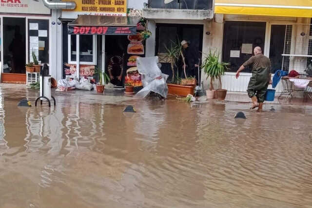 İzmir'de sağanak! Yarım saatte hayatı felç etti, cadde ve iş yerleri sular altında kaldı İzmir'de sağanak! Yarım saatte hayatı felç etti, cadde ve iş yerleri sular altında kaldı