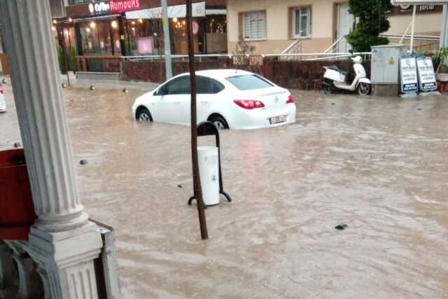 İzmir'de sağanak! Yarım saatte hayatı felç etti, cadde ve iş yerleri sular altında kaldı İzmir'de sağanak! Yarım saatte hayatı felç etti, cadde ve iş yerleri sular altında kaldı