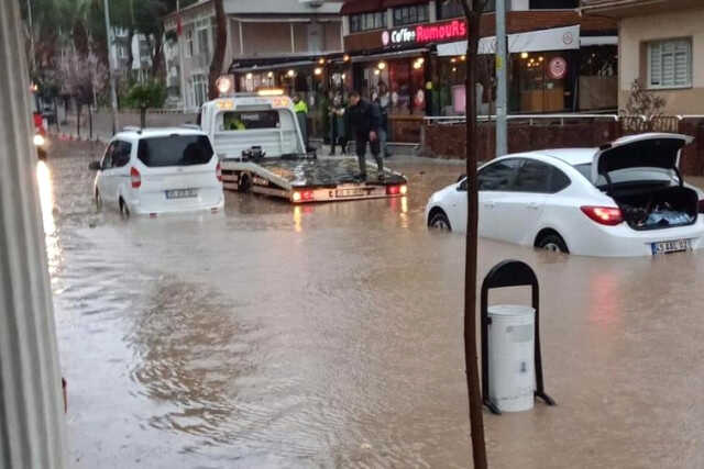 İzmir'de sağanak! Yarım saatte hayatı felç etti, cadde ve iş yerleri sular altında kaldı İzmir'de sağanak! Yarım saatte hayatı felç etti, cadde ve iş yerleri sular altında kaldı
