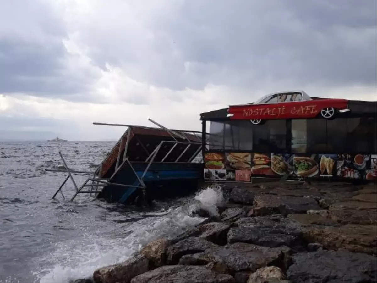 Lodos, balık ekmek teknesini devirdi