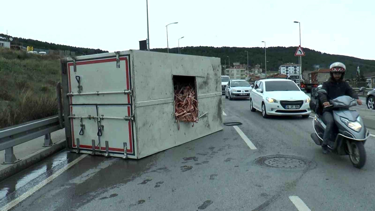 Maltepe\'de kemik yüklü kamyonet kaygan zeminde yan yattı