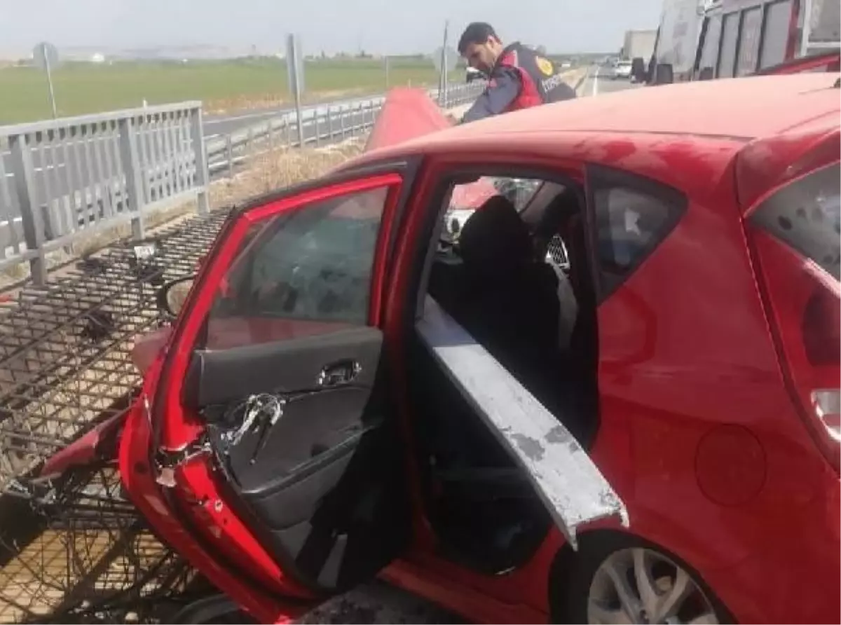 Nusaybin'de TIR'ın sıkıştırdığı otomobile bariyer ok gibi saplandı: 4 yaralı