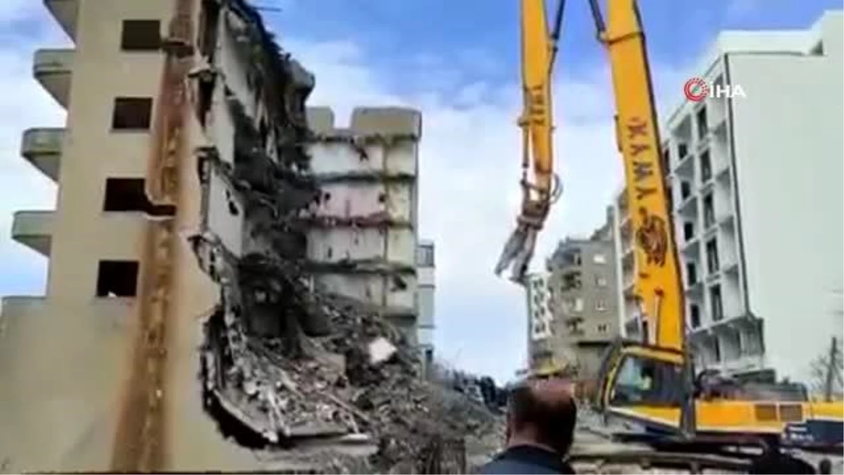 Şırnak\'ta depreme dayanıksız 2 binanın yıkımına başlandı