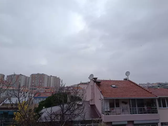 Son Dakika: İstanbul'da gün bir anda geceye döndü! Fırtına ve dolu yağışı etkili oluyor