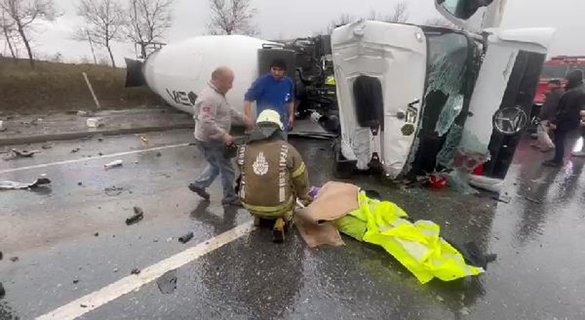 Sultagazi'de beton mikseri otomobilin üzerine devrildi: 2 yaralı