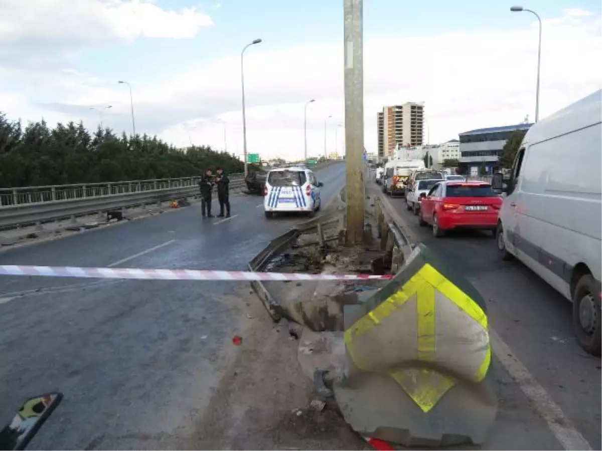 SULTANBEYLİ\'DE OTOMOBİL BARİYERE ÇARPTI 2 YARALI