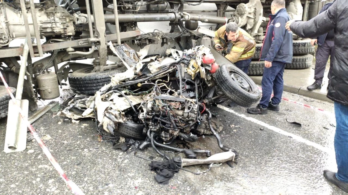 Sultangazi\'de kaza yapan beton mikseri otomobilin üzerine devrildi: 2 yaralı