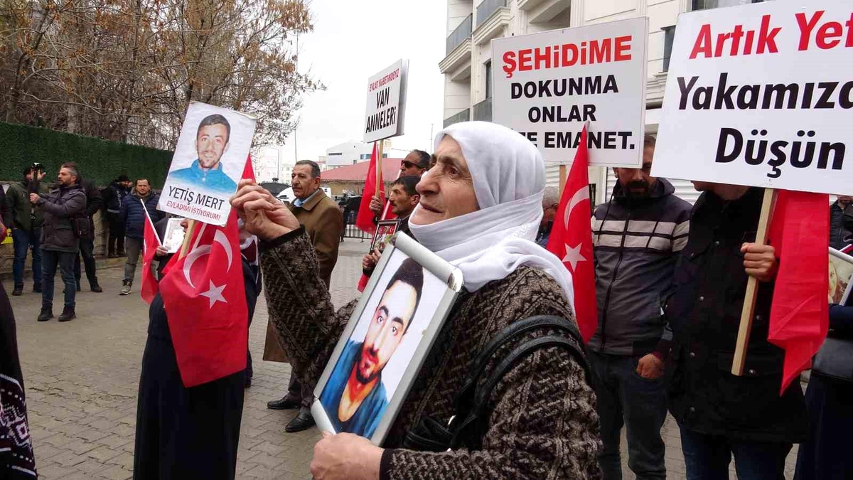 Vanlı annelerin evlat nöbeti ikinci yılını tamamladı