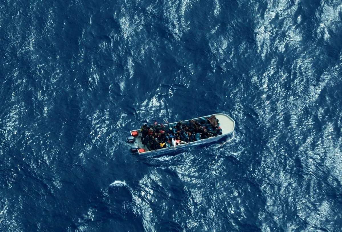 Akdeniz\'de göçmen teknesi alabora oldu: 30 göçmen kayıp