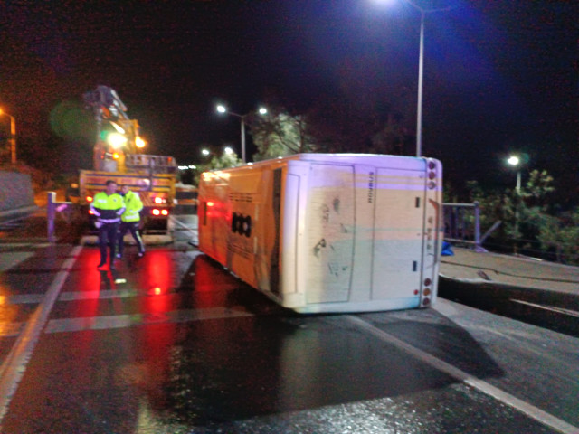 Alanya Kestelspor'un takım otobüsü, Ofspor deplasmanından dönerken kaza yaptı: 2 futbolcunun durumu ağır
