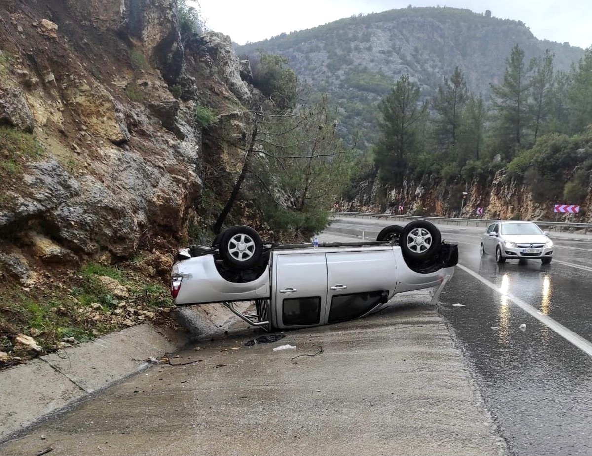 Antalya\'da iki ayrı trafik kazasında 6 kişi yaralandı